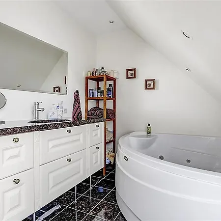 Feriehus Five-bedroom Holiday In Hals